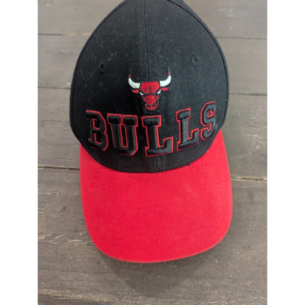 VINTAGE Chicago Bulls Hat Cap Snap Back Black Red NBA Basketball Logo‎ Mens 90s